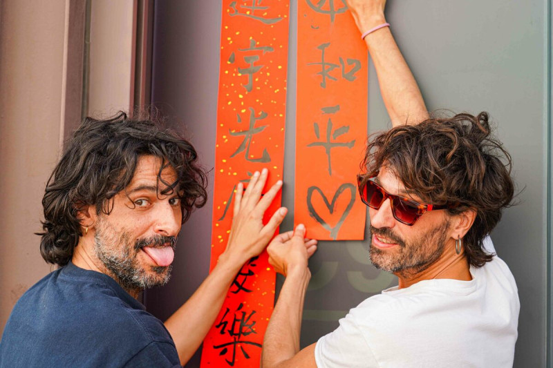 西班牙兄弟檔藝術家貼上手寫春聯。   圖：高雄市文化局/提供