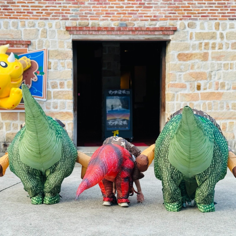 新北市立淡水古蹟博物館推出「我是馴龍王」的免費體驗活動，現場備有大人及小孩的恐龍騎乘充氣裝，每人每日限量體驗1次。   圖：取自淡水古蹟博物館