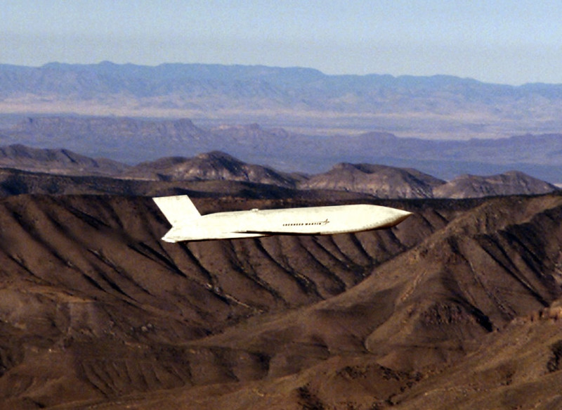 烏克蘭F-16可能配備射程300至500Km「AGM-158」空射導彈。圖為AGM-158。   圖 : 翻攝自維基百科