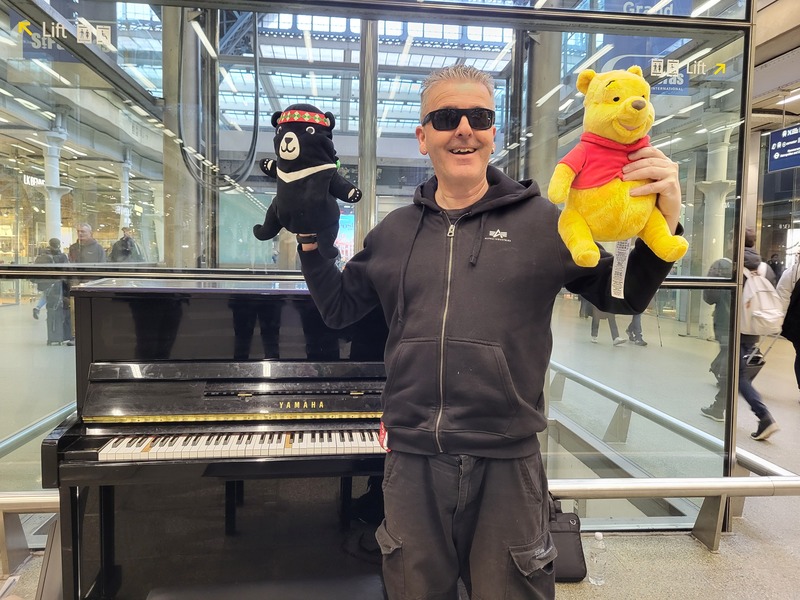 英國鋼琴家卡瓦納7日接受中央社專訪，並在「鋼琴門」事件的倫敦聖潘克拉斯車站鋼琴上，為台灣即興演奏一曲，琴鍵上同時擺放台灣黑熊與象徵中共威權的維尼熊。他說，他演出的Boogie-woogie象徵「反抗」和「自由」。   圖：中央社提供