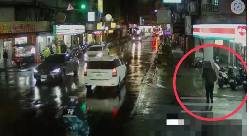 嫌犯穿雨衣、撐傘意圖逃避追查。   圖片來源:翻攝畫面