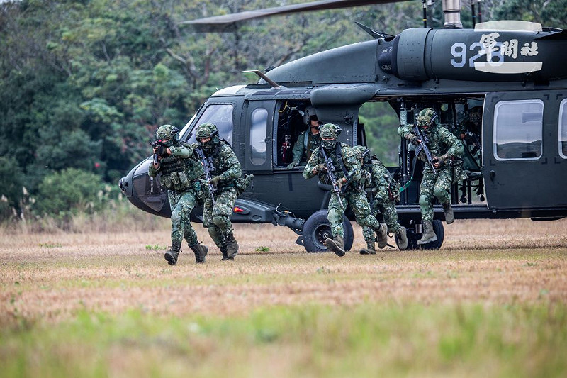 特戰部隊與陸航UH-60M黑鷹直升機實施「陸空聯訓」，進行機動抵達目標及機降演練。   （軍聞社記者卓以立攝）