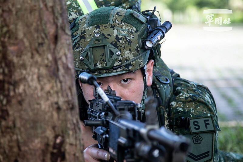 圖說：特戰官兵於「戰術任務訓練」中，時時保持警戒。   （軍聞社記者卓以立攝）