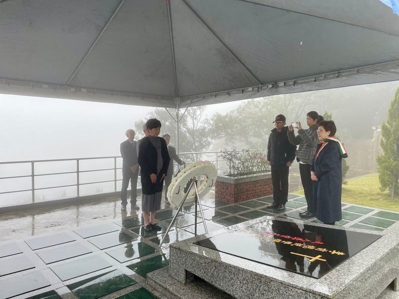 京都知事小池百合子（左）8日前往五指山國軍示範公墓，弔唁故總統李登輝。   圖：李登輝基金會提供／中央社