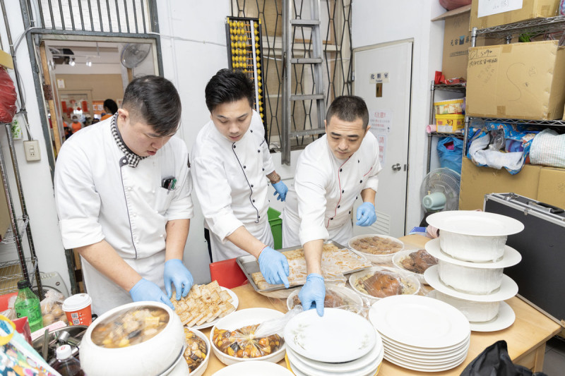 六福旅遊集團主廚彭文澤、朱昱瑋、林信安（由左至右）表示，這次外燴義煮給長輩們享用年菜，與平日工作時的心境相當不同。   圖：我尚網數位整合／提供