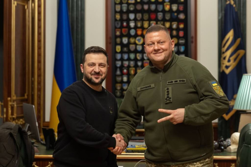 烏克蘭總統澤連斯基（左）8日宣布，撤換烏克蘭武裝部隊總司令扎盧茲尼。   圖 : 翻攝澤連斯基臉書