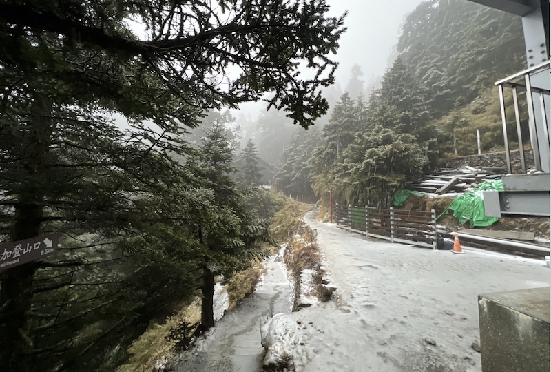 玉山主峰頂前步道積雪厚度約10公分左右。   圖：取自玉山北峰氣象站