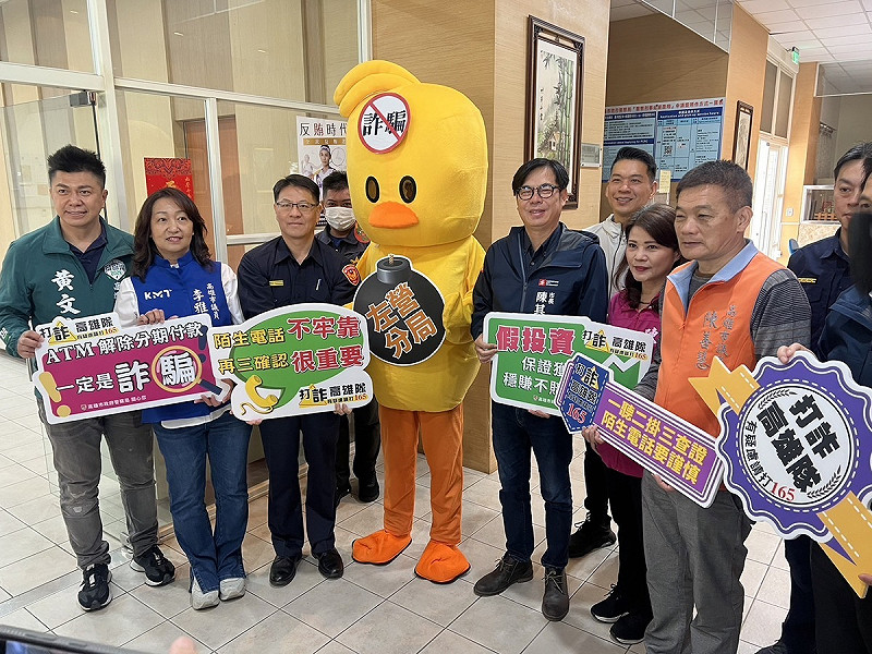 陳其邁除夕偕多位市議員慰問左營分局。   圖：高雄市政府警察局/提供