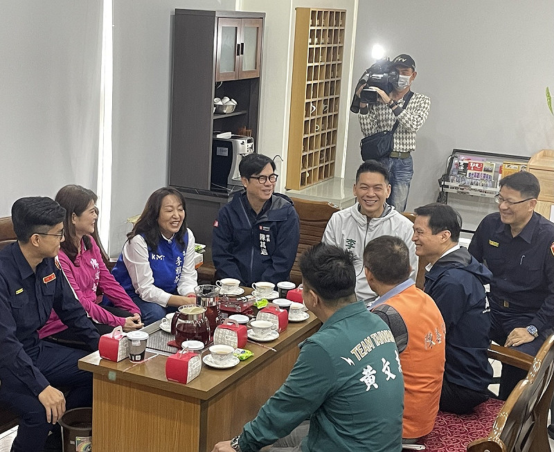 陳其邁(左四)慰問左營分局。 圖:高雄市政府警察局/提供