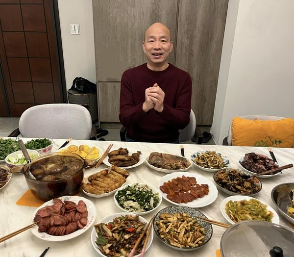 韓國瑜曬出自家年夜飯菜色。   圖：翻攝韓國瑜臉書
