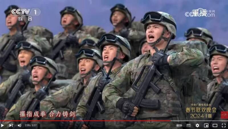 駐守北京的裝甲部隊66477部隊除夕登上中國央視春晚，端槍高唱共軍軍歌「決勝」。   圖：翻攝 「CCTV春晚」YouTube頻道
