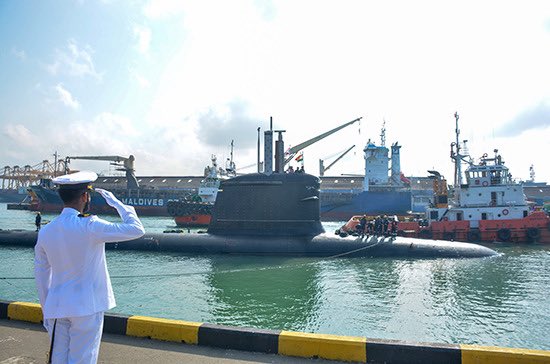 印度海軍鮋魚級（Scorpène-class）柴電潛艇「卡蘭吉號」（INS Karanji）3 日抵可倫坡港訪問，斯里蘭卡海軍甚至出席了歡迎儀式。   圖：取自「X」@thewittynoise