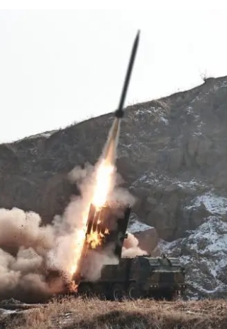 北韓國防科學院日前成功研發了可控火箭砲彈和彈道控制系統。   圖 : 翻攝自朝中社