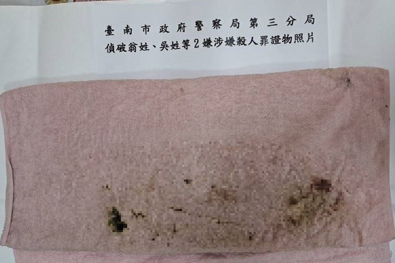 台南市警方8日獲報在安南區一處公園沙堆找到一具女嬰遺體，循線拘提女嬰生母及其同居男友到案法辦，並查扣相關證物。   圖：中央社提供