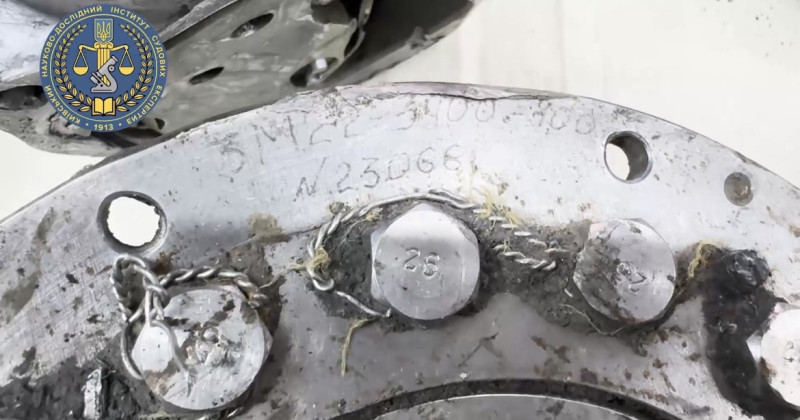 鑑識科學機構發布一段影片，其中展示了該飛彈殘骸，並凸顯其聲稱零組件上「3M22」鋯石飛彈的標記。   圖：取自Telegram「Олександр Рувін」