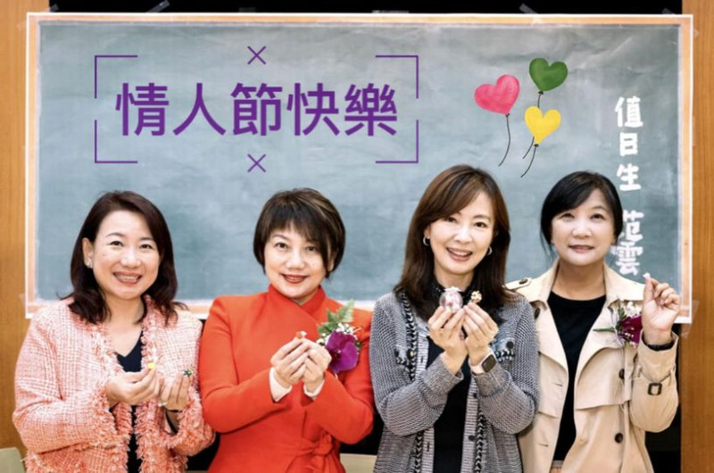 民進黨立委伍麗華(左一)、范雲(左二)、羅美玲(右二)與郭昱晴(右一)四人一同製作黏土袖珍不凋玫瑰花，慶祝西洋情人節。   圖：翻攝自伍麗華 Facebook