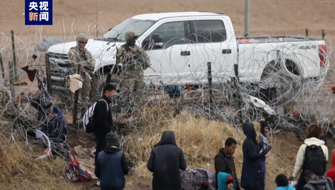  德州國民兵在美墨邊境架設鐵絲網，阻止非法移民偷渡。 圖 : 翻攝自央視新聞 