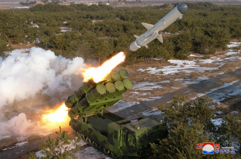 北韓14日進行新型「魚鷹-6」反艦飛彈驗收射試。南韓推測可能是俄羅斯kh-35「天王星」反艦飛彈逆向工程或升級版。   圖：翻攝朝中社