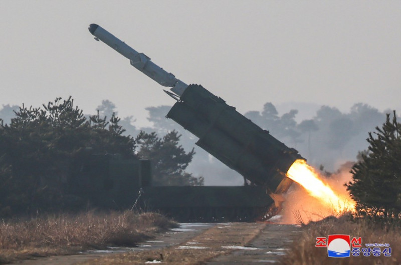 北韓14日進行新型「魚鷹-6」反艦飛彈驗收射試。南韓推測可能是俄羅斯kh-35「天王星」反艦飛彈逆向工程或升級版。   圖：翻攝朝中社