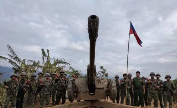 緬甸叛軍若開軍繳獲的緬軍大砲。   圖 : 翻攝自唐駁虎
