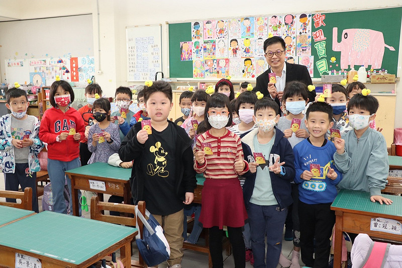 同學們領到「黃色小鴨禮」笑開懷。 圖:高雄市教育局/提供