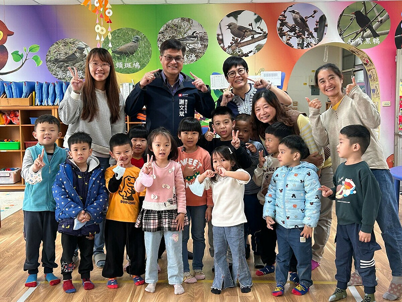 謝文斌(後排中)關心校園開學防疫整備。   圖：高雄市教育局/提供