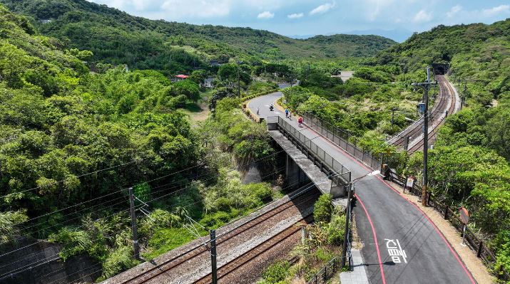 交通部近年積極推動自行車路網建設，104年至109年已完成自行車環島1號線及25條環支線。（自行車道示意圖）   圖：取自新北市觀光旅遊網