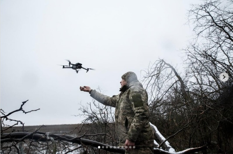 俄烏戰爭中無人機發揮強大不對稱戰力。以美國為首的各國逐漸淘汰武裝直升機，改讓士兵裝備無人機。   圖：翻攝自 zelenskyy_official Instagram帳號