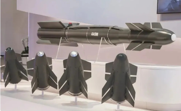 AASM 使用 250、500 和 1 ,000 公斤炸彈，加上「鐵背心」也能打目標，但是只生產了兩、三千套。   圖 : 翻攝自杜文龍