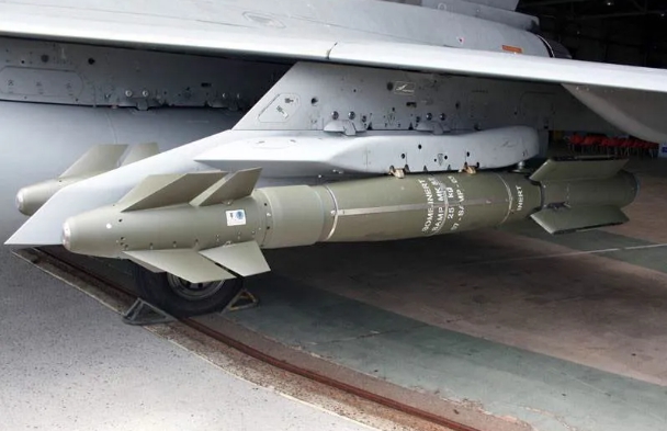 法國的AASM飛彈有彈翼結構，就是長個小翅膀能飛挺遠。據說射程達到 70 公里。   圖 : 翻攝自杜文龍