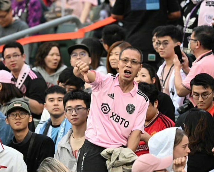 梅西沒有在香港的表演賽中上場體球，引發球迷不滿。   圖：翻攝自騰訊網/念洲