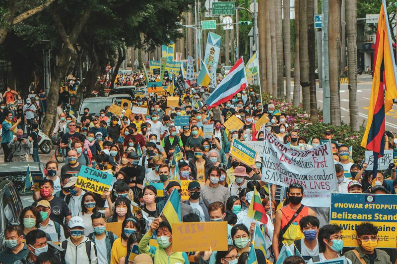 民進黨國際部號召出席台灣烏克蘭陣線舉辦的「烏克蘭戰爭兩周年和平遊行」。   圖：翻攝自民進黨國際部臉書