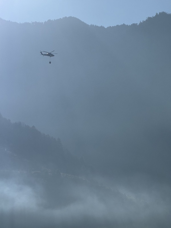 空勤直升機出動支援空中滅火。   圖：林業署台中分署／提供