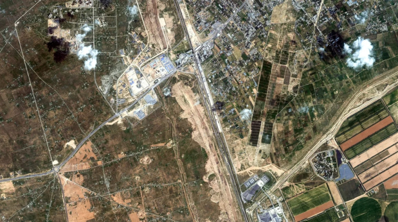 衛星照片顯示，埃及在與以色列邊境城市拉法，築起了一道長長的圍牆，以免被以巴戰火波及。   圖 : 翻攝自MAXAR