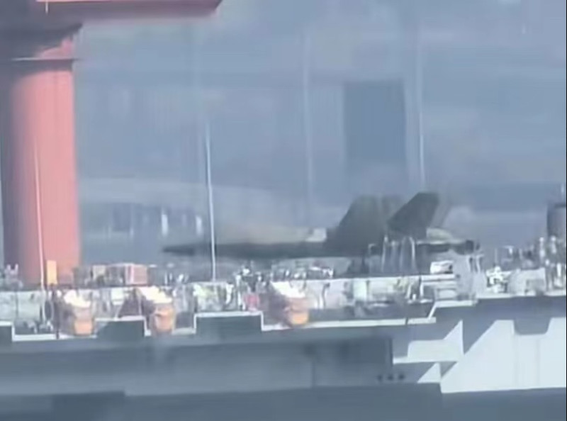 遼寧號進廠維修已超過一年，近期流傳出一組照片，稱遼寧號現在已經可以搭載殲 -35 隱形戰機。圖為遼寧號搭載殲 -35 模型。   圖：翻攝自 @louischeung_hk X帳號