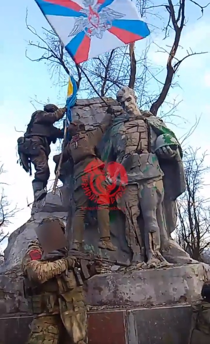 阿夫迪夫卡城市公園中，被稱為「萬人碑」的紀念碑遭到俄軍插上俄羅斯相關旗幟，已經遭到俄軍佔領。   圖：翻攝自 @NOELreports X帳號