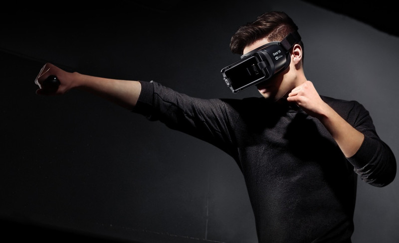 今年3月時，Samsung才在紐約召開盛大的發表會，風光發表他們Gear VR 2017的上市，並強調這已經是Samsung第三款虛擬實境系列產品。   圖：翻攝自Samsung