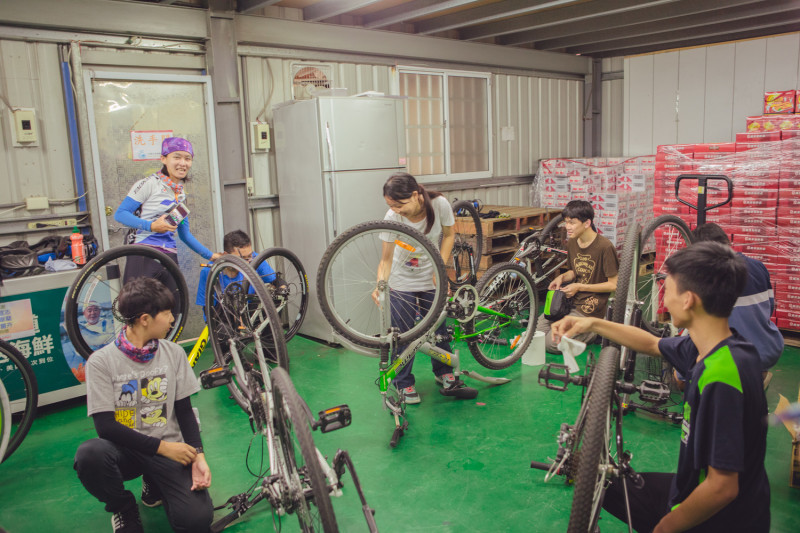 訓練結束後，孩子們各個清理自己的腳踏車，專注而認真   圖：陳宣如攝