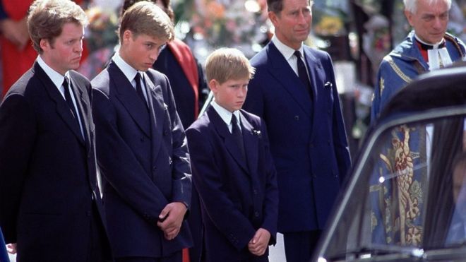 哈利王子談到12歲時走在母親黛安娜王妃靈柩後方的悲痛情景。   圖：翻攝每日郵報網站