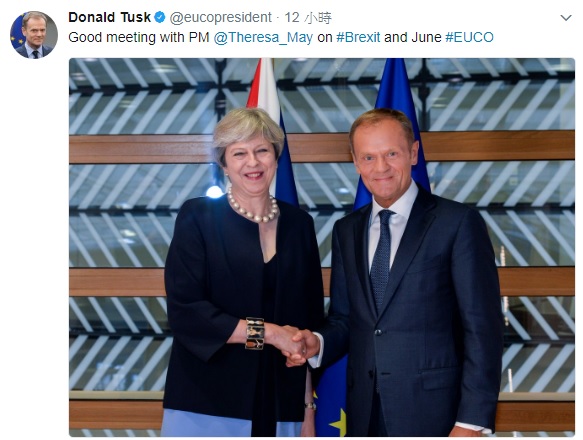 英國首相梅伊22日前往布魯塞爾參與脫歐談判，受到歐盟主席圖斯克歡迎。   圖：翻攝圖斯克推特