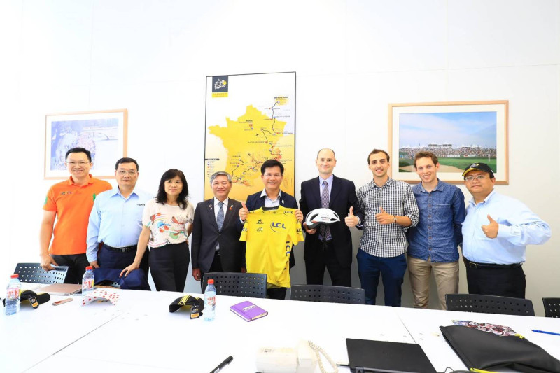 林佳龍於近日參訪法國環法自行車賽A.S.O.總部，並積極向A.S.O.爭取未來三年賽事能夠在台中舉辦。   圖: 台中市政府/提供