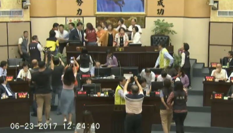 隨後，多名議員衝上主席台，發生嚴重肢體衝突。   圖：Youtube影片截圖