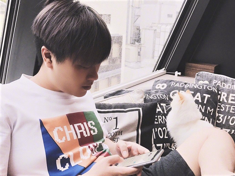 許多實況主都會透過低俗的用詞或充滿髒話的轉播來吸引年輕人，造成了惡劣的風氣，對此中國當紅的實況主「五五開」盧本偉便對此現象感到憂心，並表示：「不說髒話是一種自我完善」   圖：翻攝自 皇族White 微博