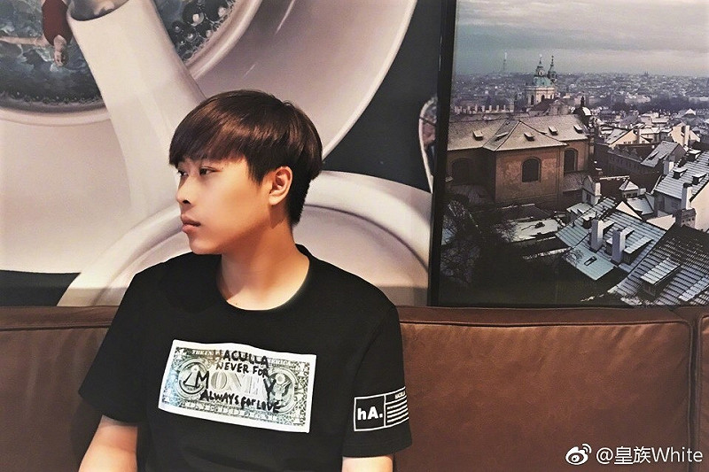 「五五開」盧本偉原本是中國戰隊「皇族」中路選手，他在S3獲得《英雄聯盟》世界總決賽後便宣布退役，現在中國鬥魚TV簽約的主播。   圖：翻攝自 皇族White 微博