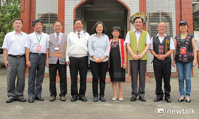 總統蔡英文23日前往桃園市復興區角板山後山比亞外教會視察長照2.0。   圖：林朝億/攝