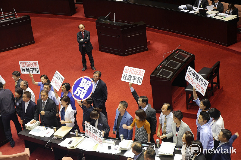 今天晚間逐條審查到「所得替代率」條文時，投票到國民黨版本時，國民黨團在議場呼喊「支持漸進式改革」口號。   圖：趙婉淳/攝