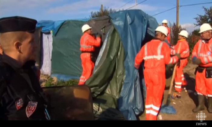 法國總統馬克宏的新政府今(23)日對加萊移民採取強硬立場，避免形成新的難民營。圖為去年拆除難民營加萊港（Calais）「叢林」行動。   圖：翻攝網路