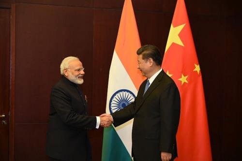印度總理莫迪（左）9日與中國大陸國家主席習近平在哈薩克的上海合作組織會議會面握手，但中印雙邊關係 跌到谷底，印美都希望合作遏止中國大陸軍力擴張。    圖：中央社