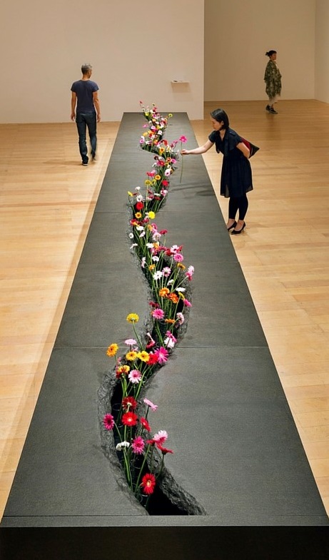 「移動花園」的展出地點在博物館的北側中庭；該互動裝置作品，包含30呎長的大理石檯，中間延伸的曲槽內，每天都會設置超過百朵以上的鮮花，參觀者將獲贈一朵鮮花，前提是必須將花朵轉贈給路上的陌生人，以完成施與受的過程。   圖：文化部／提供
