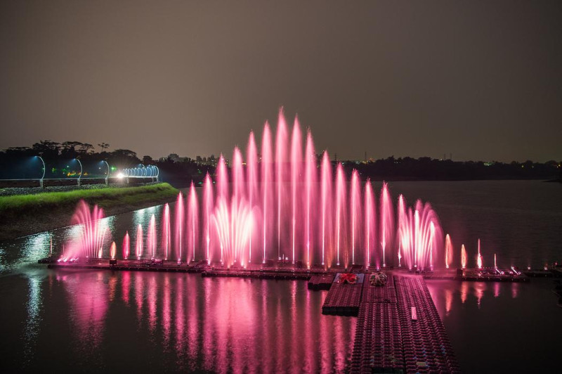 蘭潭噴泉配合燈光音樂，共有8場「秀」，包含35道水柱、一柱擎天、海鷗水舞、麻花旋轉、左右搖擺、皇冠水舞、拱門噴泉及左右搖擺水舞等。   圖：嘉義市府提供